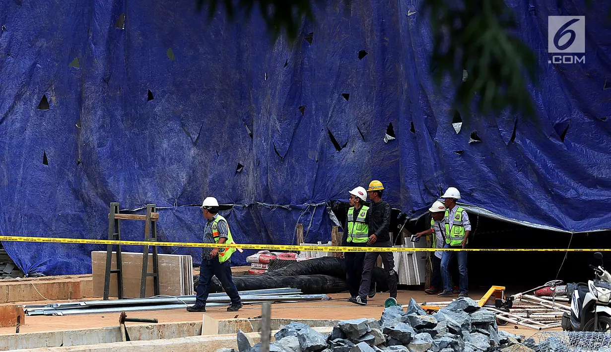 Bangunan proyek Apartemen Pakubuwono Spring 3 yang ambruk ditutupi terpal di Jalan Teuku Cut Nyak Arief, Jakarta, Rabu (27/12). Pihak pengawas proyek mengevakuasi korban luka ke Rumah Sakit Medika Permata Hijau. (Liputan6.com/JohanTallo)