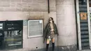 Memadukan jaket kulit dan skort, gaya Yasmine Wildblood begitu stylish. [Foto: Instagram/ Yasmine Wildblood]