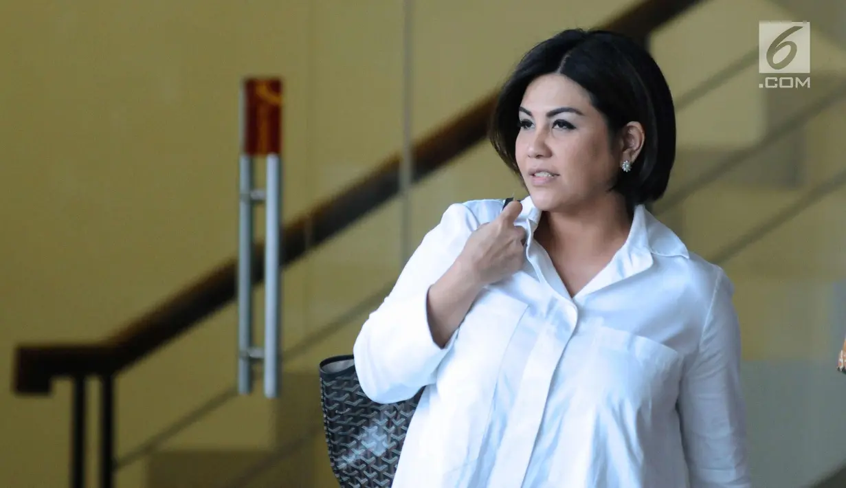 Ketua Umum INSA, Carmelita Hartoto usai diperiksa di Gedung KPK, Jakarta, Selasa (7/11). Carmelita Hartoto diperiksa sebagai saksi untuk tersangka Dirjen Perhubungan Laut nonaktif Antonius Tonny Budiono. (Liputan6.com/Helmi Fithriansyah)
