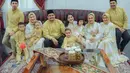 Kali ini, Kahiyang tampil kompak dengan seluruh anggota keluarga dengan abaya bernuansa putih. Aksen warna kuning memberi sentuhan gaya yang cantik. [Foto: Instagram/ ayangkahiyang]