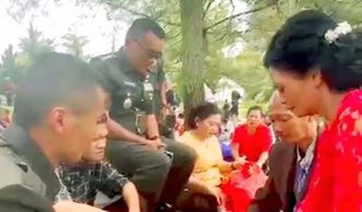 Kolonel Edward Bagikan Tradisi Batak