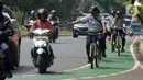 Petugas Dishub DKI Jakarta mengendarai sepeda di jalanan Jakarta, Jumat (22/11/2019). Pemprov DKI Jakarta saat ini sedang mengkaji aturan mengenai penggunaan skuter listrik di Ibu Kota. (merdeka.com/Imam Buhori)