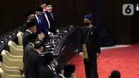 Presiden Joko Widodo atau Jokowi (kanan) saat mengikuti Sidang Paripurna DPR 2021 di Gedung Nusantara, Senayan, Jakarta, Senin (16/8/2021). Jokowi membacakan RUU APBN 2022 dan Nota Keuangan. (Liputan6.com/Angga Yuniar)