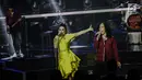 Penampilan kolaborasi grup band Slank bersama Diva Indonesia, Krisdayanti dalam konser Slank In Love di Jakarta, Selasa (27/2). Duet Slank bersama Krisdayanti kemudian dilanjutkan dalam lagu berjudul Ku Tak Bisa. (Liputan6.com/Faizal Fanani)