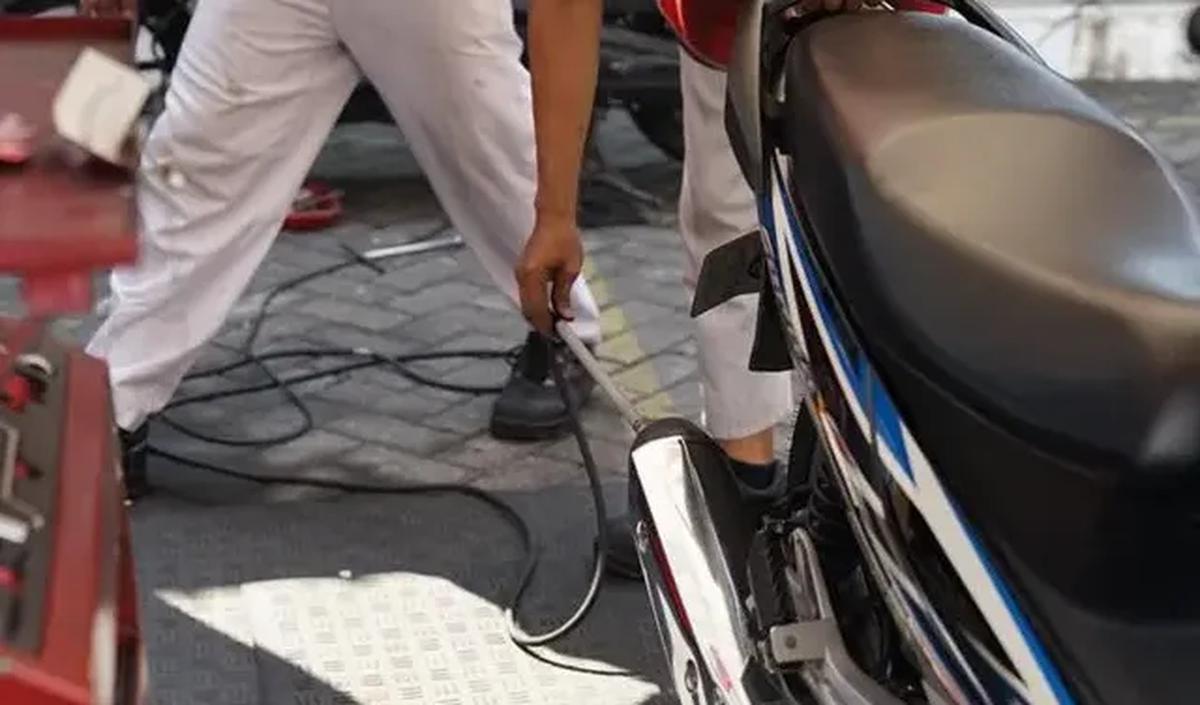 Meski begitu, aparat kepolisian justru menghentikan penerapan tilang bagi kendaraan bermotor yang tak lolos uji emisi.&nbsp;<br>