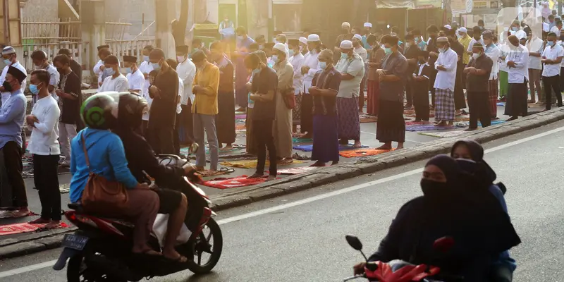 FOTO: Masjid di Tangerang Gelar Salat Idul Adha dengan Protokol Kesehatan Ketat