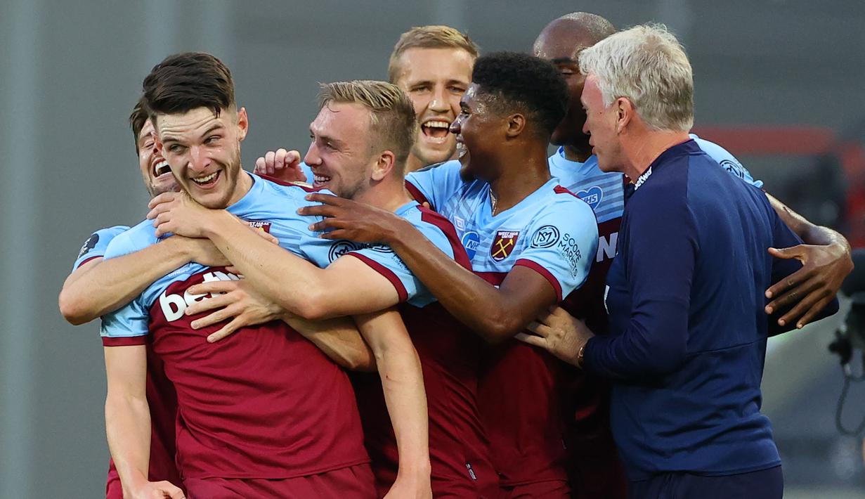 Pemain West Ham United merayakan gol yang dicetak Declan Rice ke gawang Watford pada laga lanjutan Premier League pekan ke-36 di London Stadium, Sabtu (18/7/2020) dini hari WIB. West Ham menang 3-1 atas Watford. (AFP/Richard Heathcote/pool)