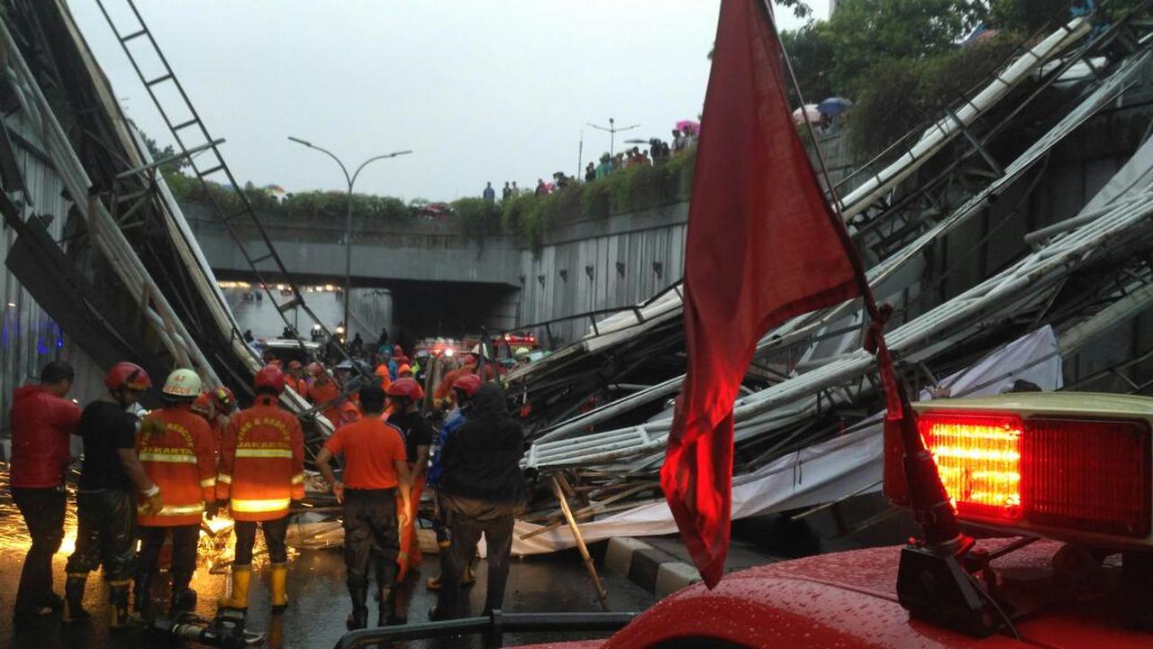 JPO di Pasar Minggu ambruk.