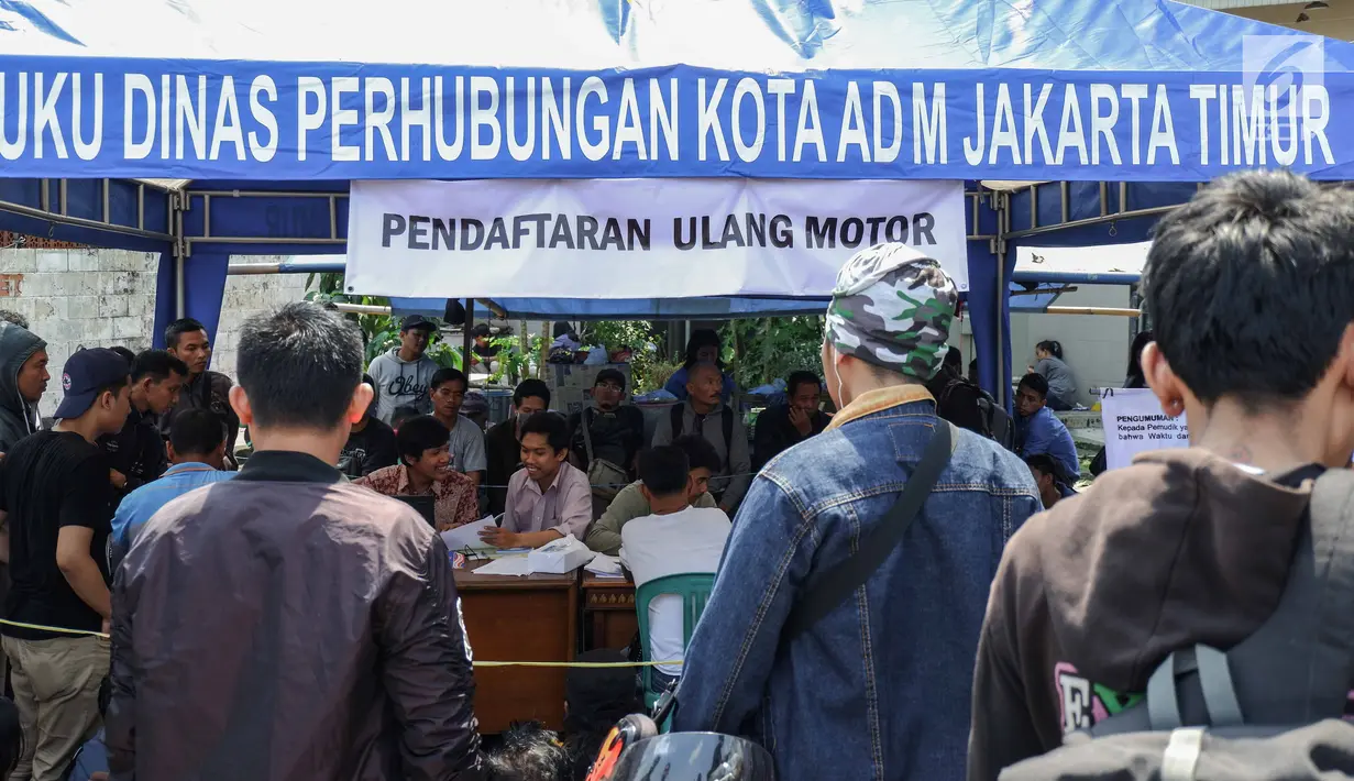 Pengendara sepeda motor yang mengikuti program mudik gratis dari Pemprov DKI Jakarta melakukan pendaftaran ulang di Terminal Pulogadung, Rabu (29/5/2019). Tahap pertama Mudik Gratis Pemprov DKI dimulai dengan pengiriman 712 unit sepeda motor yang diangkut 36 unit truk. (Liputan6.com/Faizal Fanani)