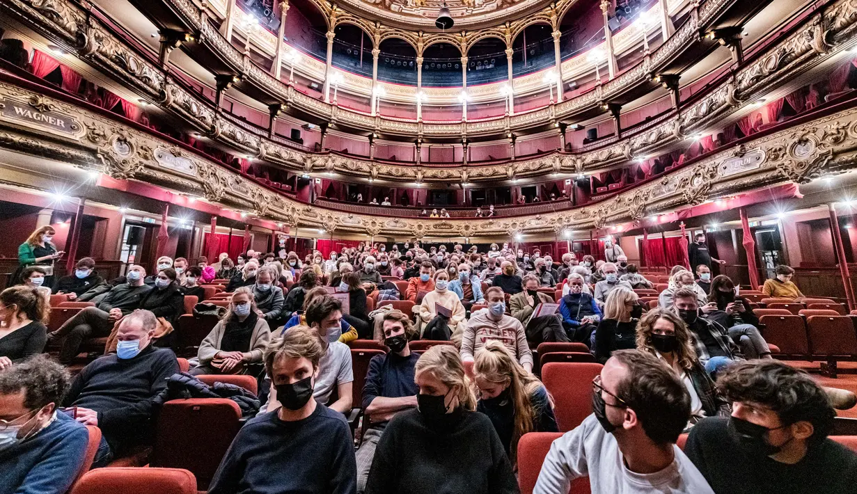 Penonton mengenakan masker menunggu dimulainya pementasan 'The Sheep Song' oleh FC Bergman, di teater Bourlaschouwburg di Antwerpen, Belgia, Rabu (29/12/2021). Dewan Negara membatalkan keputusan untuk menutup bioskop sebagai bagian dari aturan pembatasan Covid-19. (JONAS ROOSENS/BELGA/AFP)