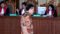 Terdakwa korupsi proyek e-KTP, Setya Novanto saat mengikuti sidang pembacaan putusan di Pengadilan Tipikor, Jakarta, Selasa (24/4). Setya Novanto divonis hukuman pidana 15 tahun penjara dan denda Rp 500 juta. (Liputan6.com/Helmi Fithriansyah)