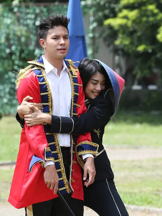 Keseruan tampak dari Fero selaku kapten dan Nabila yang menjabat sebagai Wakaku. Keduanya terlihat sedang berada di rintangan Slippery Wall. Bukan hal yang mudah sepertinya untuk melewati tahapan ini. (Bambang E. Ros/Bintang.com)