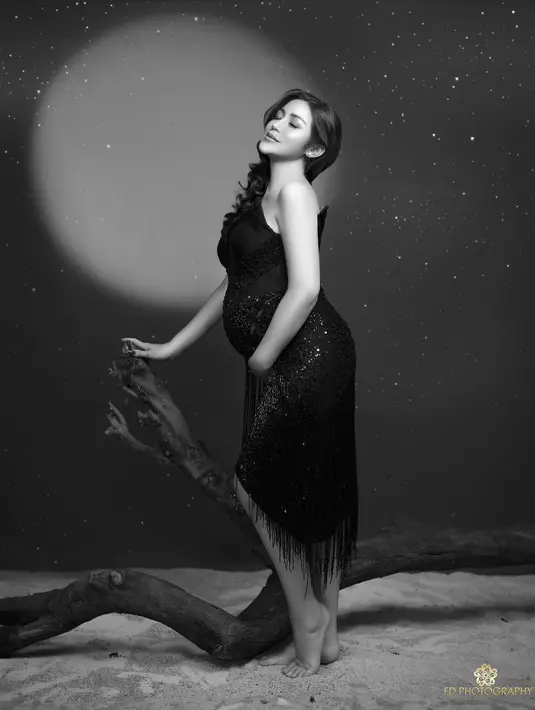 Jessica Iskandar pancarkan pesona bumil yang kontras saat maternity shoot dan gender reveal [@inijedar]