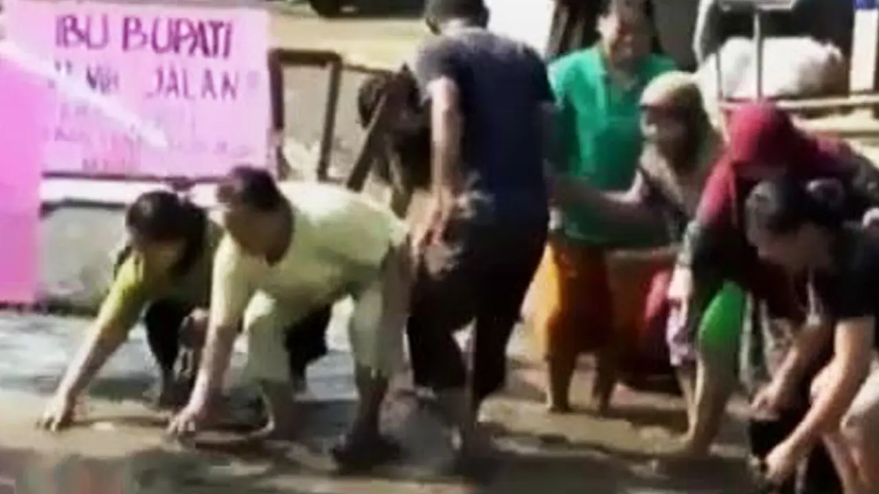 Kilas Indonesia: Warga Bogor Berebut Lele di Kubangan Jalan Rusak