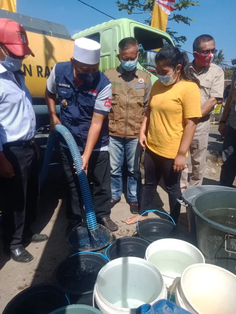 Gubernur Jawa Barat Uu Ruzhanul Ulum tengah membagikan air bersih di salah satu daerah terdampak kekeringan di wilayah kecamatan Cibatu, Garut.