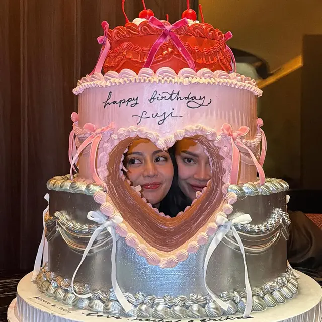 Model Kue Ultah Fuji yang Anti Mainstream (Instagram rachelvennya)