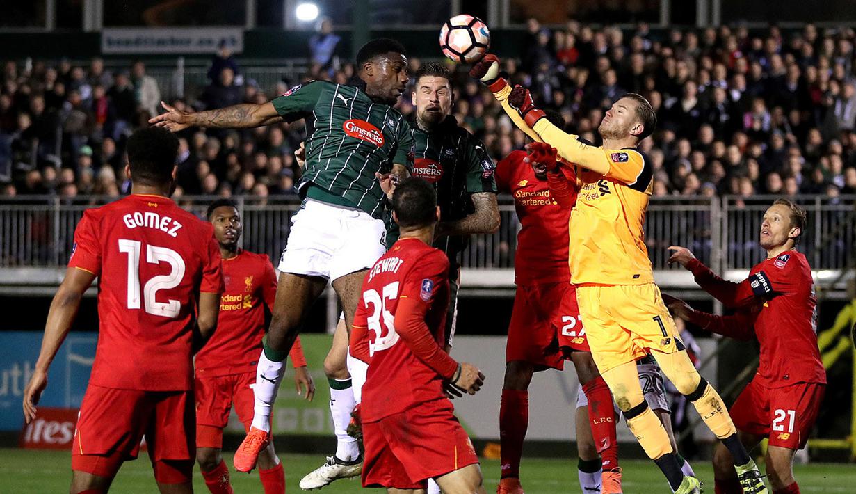 Laga Plymouth Argyle vs Liverpool di putaran ketiga Piala FA, Rabu (18/1/2017) berlangsung sengit. (Andrew Matthews/PA via AP)