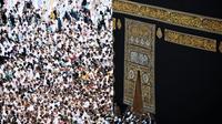 Ilustrasi ibadah haji, muslim, Ka'bah. (Foto oleh Haydan As-soendawy: https://www.pexels.com/id-id/foto/orang-berkumpul-di-dekat-ka-bah-mekkah-arab-saudi-2895295/)