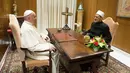 Paus Fransiskus melakukan pertemuan pribadi dengan Imam Besar Masjid Al-Azhar, Ahmed al-Tayeb di Vatikan, Selasa (7/11). Dalam pertemuan itu, Al-Tayeb menjanjikan kerja sama lebih besar dalam memerangi terorisme. (L'Osservatore Romano/Pool via AP)