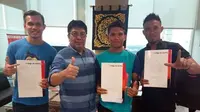 Direktur Utama Persija Jakarta, Gede Widiade, bersama tiga pemain yang dipertahankan, Rezaldi Hehanussa, Sandi Sute, dan Maman Abdurrahman. (Instagram)
