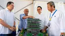 Ketua Umum Pengurus Koperasi Astra Pongki Pamungkas (kedua kiri) menjelaskan maket rancangan bangunan gedung baru Koperasi Astra usai peluncuran logo baru dan groundbreaking gedung baru Koperasi Astra di kawasan Cempaka Putih, Jakarta, Senin (28/10/2019). (Liputan6.com/Pool/Corcomm Astra)