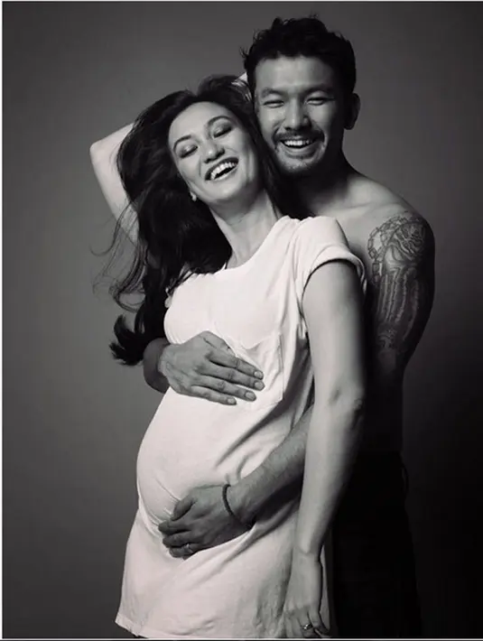 Banyak pertanyaan terkait kehamilan pemeran Amalia Prabowo dalam film Wonderful Life. Lantaran sejak lama menanti kehadiran buah hati. Lewat foto hitam putih yang diunggah ia menjelaskan hingga hamil. (Instagram/atiqahhasiholan)