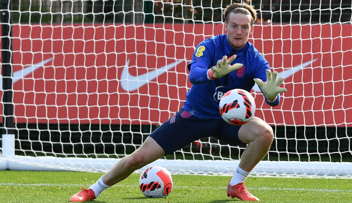 Kiper Inggris Jordan Pickford menghadiri sesi latihan di Hotspur Way Training Ground, London, Senin (11/10/2021). Inggris akan meladeni Hungaria dalam lanjutan Kualifikasi Piala Dunia 2022 zona Eropa Grup I pada Rabu, 13 Oktober 2021. (Ben STANSALL / AFP)