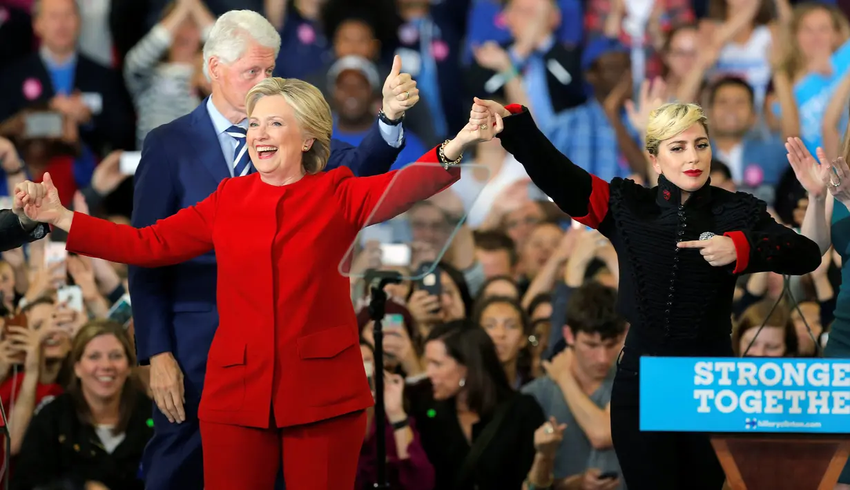 Capres AS dari Partai Demokrat, Hillary Clinton bersama penyanyi Lady Gaga saat kampanye di Releigh, North Carolina, AS (8/11). Pilpres AS 2016 diadakan pada 8 November 2016 dan menjadi pilpres empat tahunan ke-58. (REUTERS/Chris Keane)
