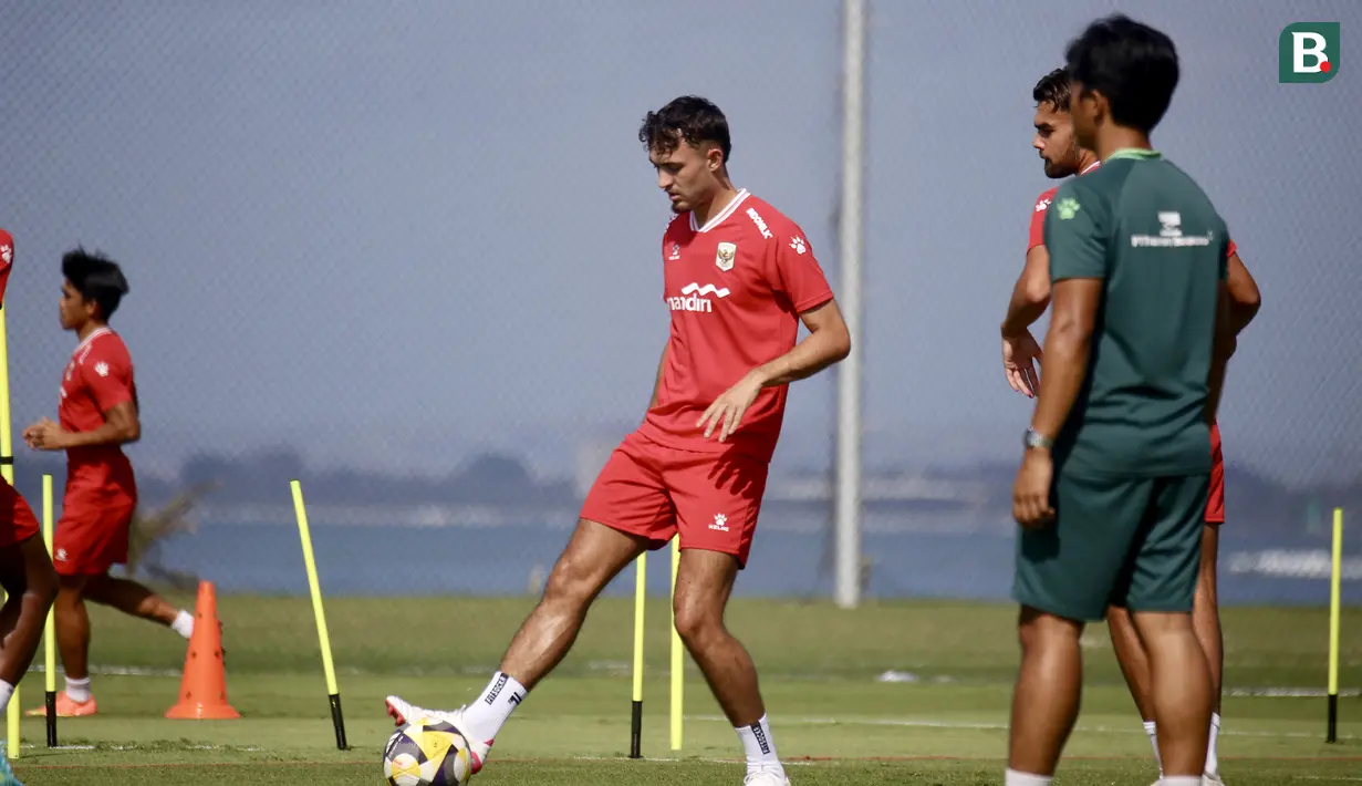 Ivar Jenner mengontrol bola saat mengikuti sesi latihan Timnas Indonesia di Bali United Training Center, Gianyar, Bali, Kamis (23/7/2026). Kehadiran gelandang berusia 22 tahun tersebut menambah pilihan di lini tengah bagi pelatih John Herdman saat Skuad Garuda memasuki tahap akhir persiapan jelang menghadapi Kamboja pada laga pembuka Grup A Piala AFF 2026, 27 Juli 2026. (Bola.com/Alit Binawan)