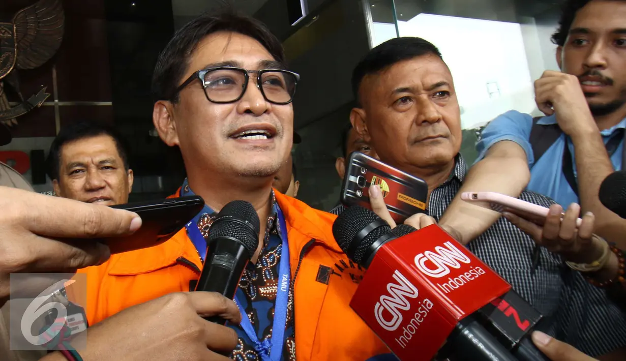 Choel Mallarangeng memberi keterangan kepada awak media usai menjalani pemeriksaan di gedung KPK, Jakarta, Senin (6/2). Choel berharap, setelah menjalani penahanan, ia bisa segera menuntaskan proses hukum di pengadilan. (Liputan6.com/Helmi Affandi)