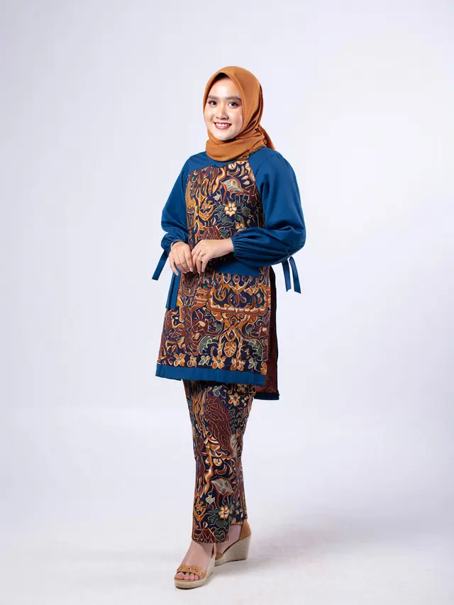 Dress Batik Kombinasi Kain Polos Warna Biru dan Hitam Modern/Ilustrasi AI
