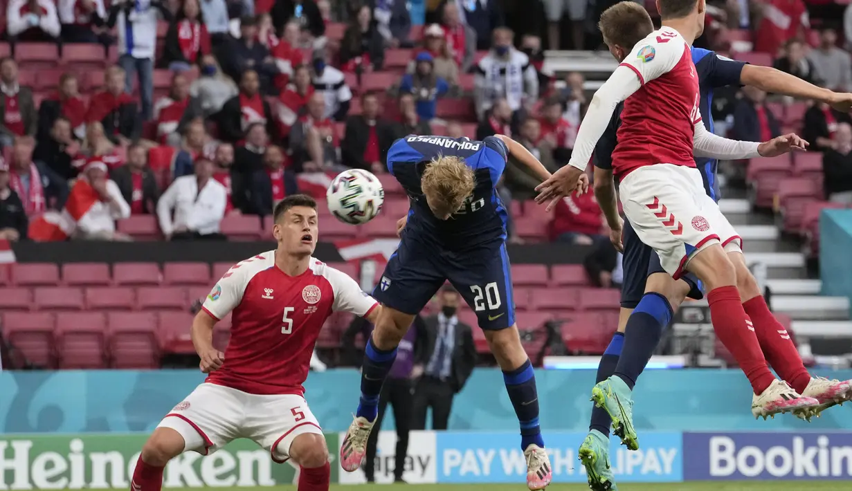 Penyerang timnas Finlandia, Joel Pohjanpalo (tengah) mencetak gol pembuka untuk timnya ke gawang Denmark pada laga Grup B Euro 2020 di Parken Stadium, Sabtu (12/6/2021). Selain tumbang 0-1, tuan rumah juga terpukul menyusul insiden yang melibatkan Christian Eriksen. (AP Photo/Martin Meissner, Pool)