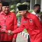 Jokowi disambut oleh bakal calon presiden PDIP Ganjar Pranowo, keduanya bersalaman dan tersenyum ceria. Selain itu sejumlah jajaran DPP PDIP juga turut menyambutnya. (Liputan6.com/Herman Zakharia)