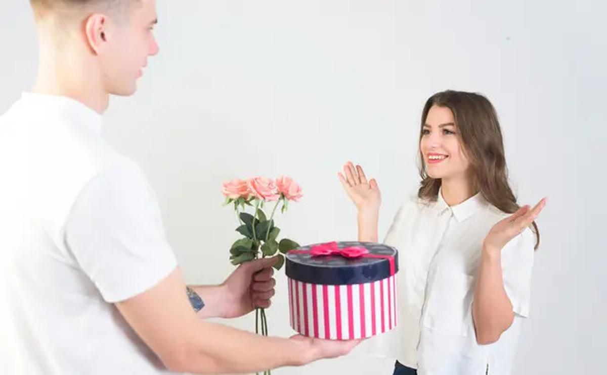 6 Tanda Orang Friendly Sebenarnya Menyukaimu, Jangan Salah Paham
