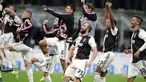 Para pemain Juventus merayakan kemenangan mereka atas Inter Milan dalam lanjutan kompetisi Serie A 2019-2020 di Stadion Giuseppe Meazza, Minggu (6/10/2019). Juventus memenangi duel bertajuk Derby d'Italia dengan keunggulan 2-1 atas Inter. (AP/Luca Bruno)