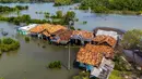 Bahkan, sejumlah ahli iklim memperingatkan bahwa proyek ini bahkan dapat memperburuk situasi dengan memindahkan erosi ke tempat lain dan mengganggu ekosistem lokal. Tampak dalam foto yang diambil pada 29 Juli 2025 menunjukkan pemandangan udara dari perumahan baru yang dibangun oleh pemerintah untuk menggantikan rumah-rumah yang hilang akibat kenaikan air laut akibat perubahan iklim, di Desa Semonet, Pekalongan, Jawa Tengah. (BAY ISMOYO/AFP)