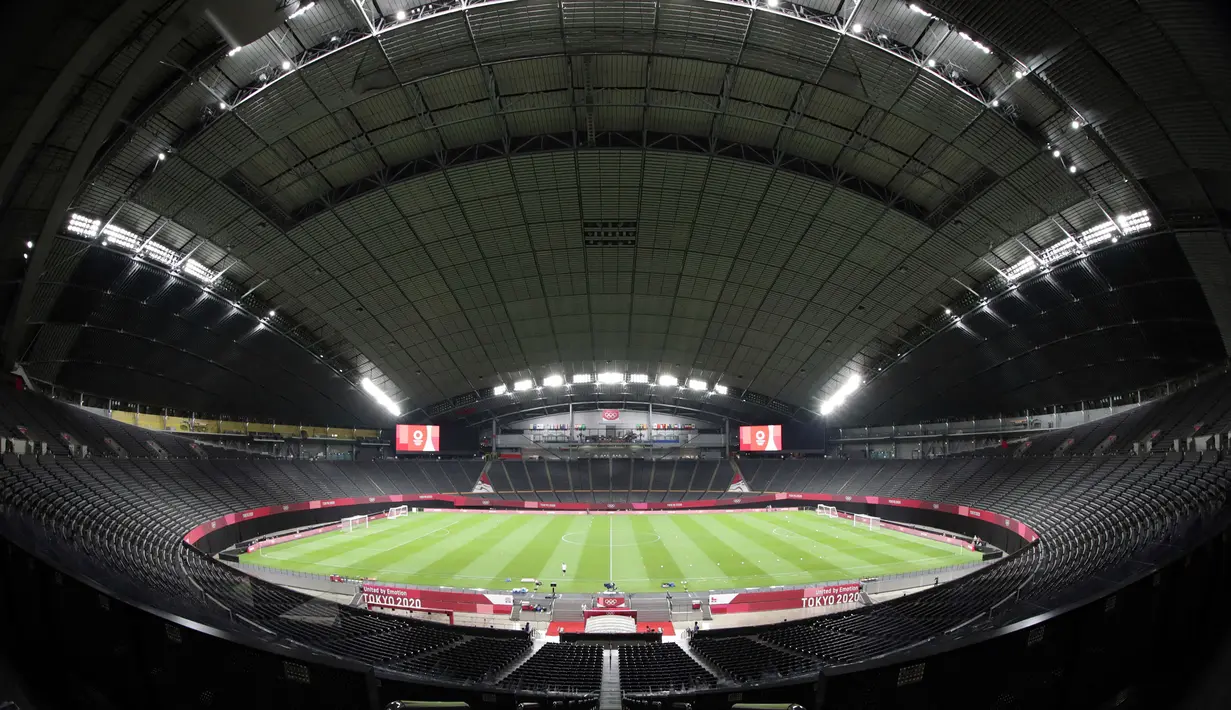 Sapporo Dome yang jadi tempat digelarnya laga ini juga spesial. Stadion di Sapporo, Hokkaido, ini memiliki kubah besar yang bisa dibuka dan ditutup demi melindungi bagian dalam dari cuaca dingin dan salju saat musim dingin tiba. (AFP/Asano Ikko)