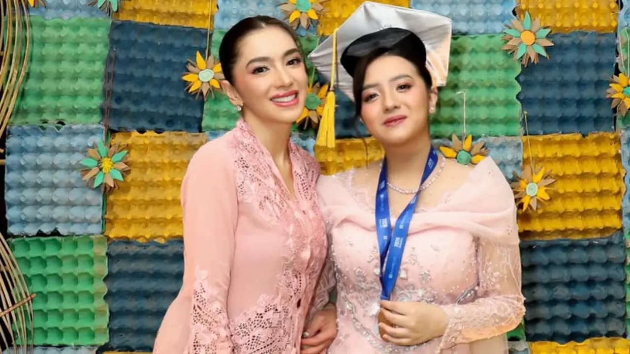 Angel Karamoy saat hadir wisuda Putri Sulung Lovely Rumangkang. [@realangelkaramoy]