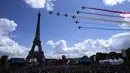 Jet dari angkatan udara Prancis Patrouille de France terbang di atas Menara Eiffel dan melewati zona penggemar Olimpiade di Paris, Minggu (8/8/2021). Perayaan diadakan di Paris Minggu sebagai bagian dari upacara serah terima Tokyo 2020 ke Paris 2024. (AP Photo/Francois Mori)