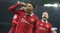 Pemain Manchester United, Jadon Sancho, melakukan selebrasi setelah mencetak gol ke gawang Leeds United pada laga Liga Inggris di Stadion Old Trafford, Rabu (8/2/2023). (Martin Rickett/PA via AP)