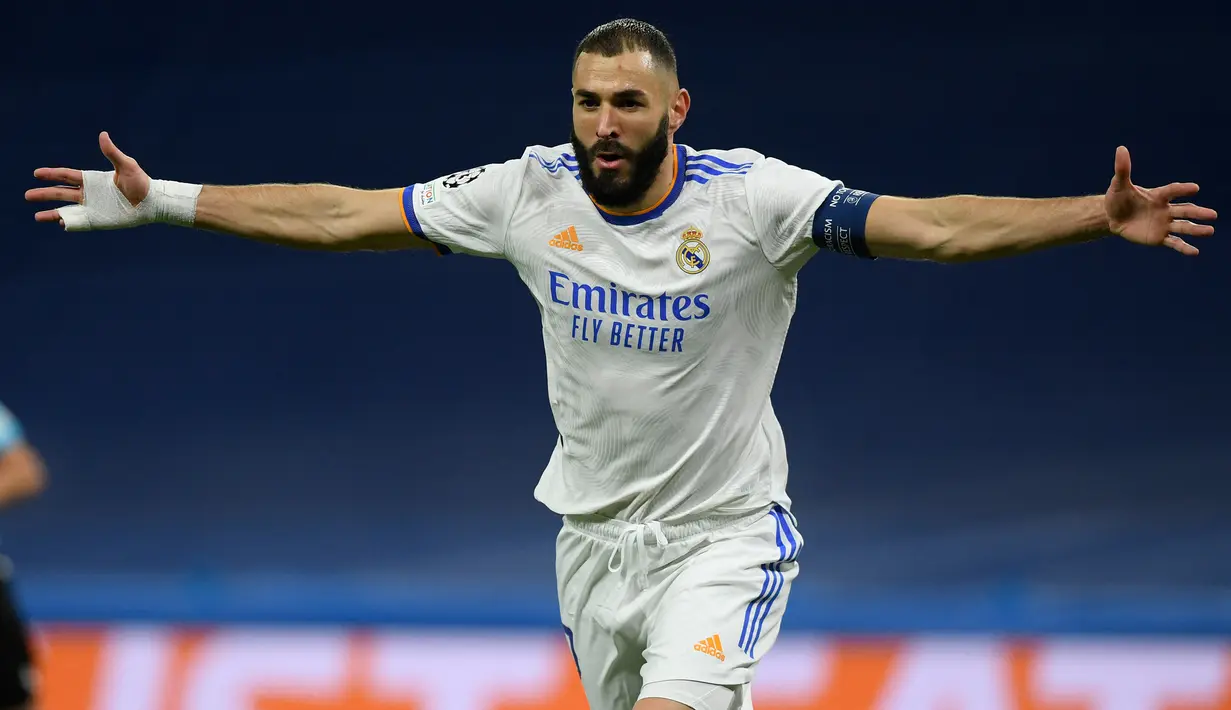 Karim Benzema membuka keunggulan Real Madrid pada menit ke-14. Kerjasamanya dengan Vinicius Junior berujung gol tap-in ke gawang Shakhtar Donetsk yang dijaga Anatolii Trubin. (AFP/Oscar Del Pozo)