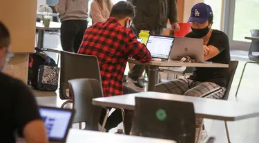 Para mahasiswa mengenakan masker di Universitas British Columbia (UBC) di Vancouver, British Columbia, Kanada, 6 September 2020. Mahasiswa, pengajar, staf dan pengunjung UBC diwajibkan memakai masker saat berada di dalam ruangan di kampus guna membantu meredam penyebaran COVID-19. (Xinhua/Liang Sen)