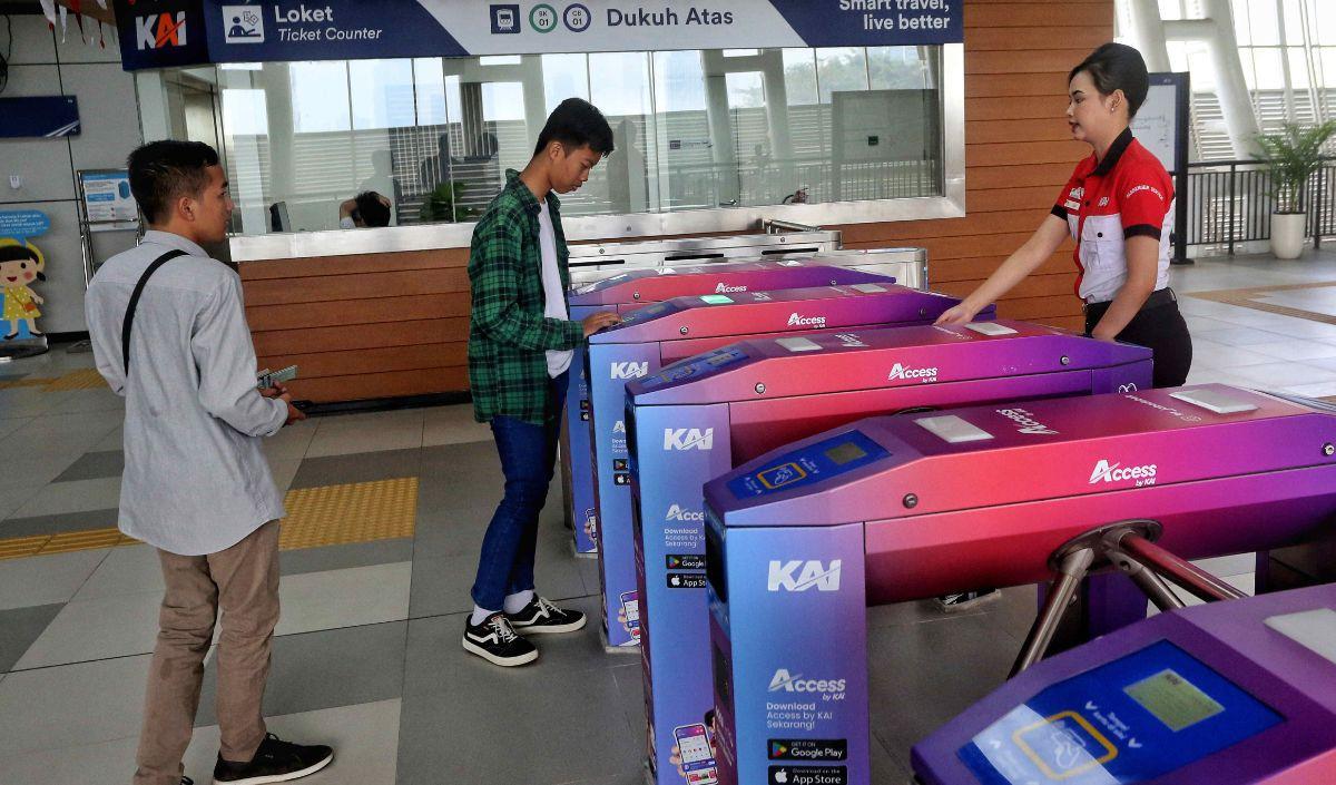 “Stasiun-stasiun LRT Jabodebek berada di lokasi - lokasi strategis mulai dari kawasan perumahan hingga kawasan bisnis. Tujuannya untuk memudahkan para penglaju bertransportasi dari dan menuju Ibu Kota atau wilayah lainnya,”