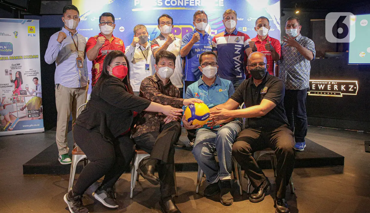Foto bersama usai konferensi pers Proliga 2022 di Jakarta, Selasa (21/12/2021). Setelah ditiadakan pada 2021 akibat pandemi, kompetisi Proliga akan kembali bergulir. Rencananya ajang bola voli bergengsi Indonesia itu akan berlangsung pada 7 Januari hingga 22 Maret 2022. (Liputan6.com/Faizal Fanani)