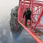 video GoPro aksi memanjat Shanghai tower oleh Vitaliy Raskalov dan Vadim Makhorov.