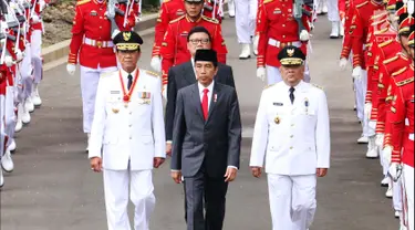 Presiden Joko Widodo (tengah), Gubernur DIY Sri Sultan Hamengku Buwono X (kiri) dan Wakil Gubernur DIY, KGPAA Paku Alam IX (kanan) kirab menuju Istana Negara, Jakarta, Selasa (10/10). (Liputan6.com/Angga Yuniar)