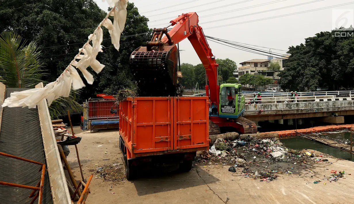 Petugas membersihkan kali menggunakan alat berat di Kali Sekretaris, Jakarta, Rabu (1/11). Kegiatan ini juga dilakukan untuk mempercantik kali-kali yang ada sehingga bersih dari sampah. (Liputan6.com/Johan Tallo)