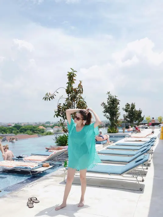 Aktris cantik Yasmine Widlblood memang terkenal berani memamerkan tubuhnya yang seksi. Seperti ini misalnya, ia mengenakan baju transparan berwarna biru, dan terlihat sedang berlibur. (Instagram/yaswildblood)