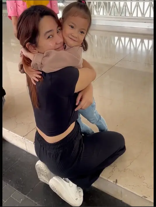 Artis kelahiran Jakarta 41 tahun silam itu merasa lebih enak direpotin anak. "Sebagai orang tua yang suka ngeluh kalau “direpotin” anak, ternyata rasanya lebih enak direpotin dari pada nggak." sambung Mona. [Instagram/monaratuliu]