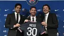 Presiden Paris Saint-Germain (PSG) Nasser Al-Khelaifi (kiri) dan Direktur Olahraga PSG Leonardo Nascimento de Araujo (kanan) berpose Lionel Messi selama pers konferensi di stadion Parc des Princes di Paris, Rabu (11/8/2021). (STEPHANE DE SAKUTIN/AFP)